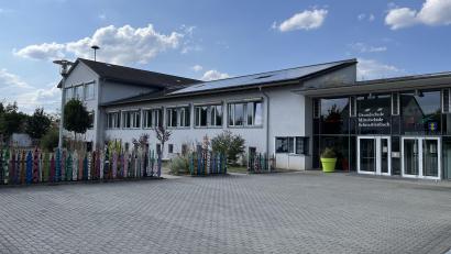 Archivbild: Michaela Bergmann
Das Schulgebäude in Schnaittenbach soll um eine Ganztagsbetreuung erweitert werden. Das führte im Stadtrat zu Diskussionen.