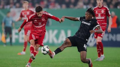 Bild: Marius Becker/dpa
Azzouzi (l) war Düsseldorfs auffälligster Spieler.