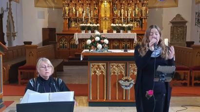 Bild: u
Unter dem Motto „Amoi seg ma uns wieda …“ gestalten die Sängerin Melanie Dotzler (rechts) und die Pianistin Iryna Hermann (links) seit 2019 Trauerkonzerte, alle Jahre auch in der Hirschauer Stadtpfarrkirche.