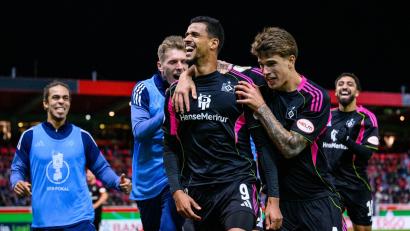 Bild: Tom Weller/dpa
Umjubelter Siegtorschütze: Hamburgs Robert Glatzel.