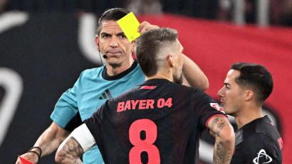 Bild: Federico Gambarini/dpa
Zukünftig soll der Video-Schiedsrichter auch Gelb-Rote Karten überprüfen können. (Archivbild)