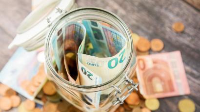 Symbolbild: Christin Klose/dpa
Wer sein Geld vor der Inflation schützen will, sollte es lieber nicht in einem Einmachglas aufbewahren.