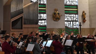 Bild: Lothar Prechtl
Ein beeindruckendes Kirchenkonzert bot das Kreisorchester des Nordbayerischen Musikbunds unter Leitung von Dr. Christian Bäuml (rechts) in der Gebenbacher Pfarrkirche St. Martin.