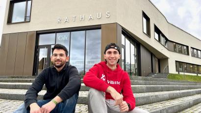 Bild: Gabi Schönberger
Kumpels seit der Grundschule und jetzt Geschäftspartner: Kevin Duna (links) und Christian Oswald machen sich mit dem BistroCafé Manuela in Weiherhammer selbständig.