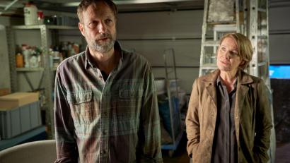 Bild: Guido Engels/ZDF /dpa
Szene des Krimis „Marie Brand und der überwundene Tod“ mit Schauspieler Martin Skoda als Malermeister Stefan Fassbender und Mariele Millowitsch als Marie Brand.