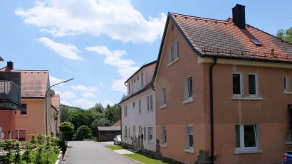 Bild: Fred Lehner
Abgeschlossen sind die letzten größeren Modernisierungs- und Instandhaltungen in den Mietwohnungen der Baugenossenschaft „Eigenheim“ wie hier im Ortsteil Plankenhammer.