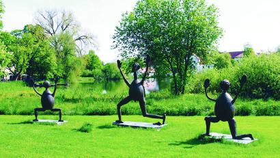 Bild: Nachlass Ascholding. © VG Bild-Kunst, Bonn 2025/exb
Kirchners "Bild des Hoffens" von 1974 auf dem Heinrich-Kirchner-Skulpturenweg am Kloster Seeon.