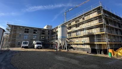 Bild: Stefanie Gradl
Der Rohbau des BRK-Seniorenheims St. Ägidius in Vilseck ist fertiggestellt, jetzt geht es an den Innenausbau.