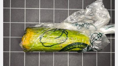 Bild: Polizei Sulzbach-Rosenberg/dpa
Der Vater der Frau nahm das Paket mit der Gurke an und bezahlte.