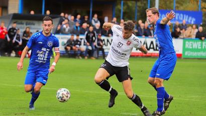 Archivbild: war
Eine Szene aus dem letzten Derby vor drei Jahren in der Bezirksliga: Nico Argauer (Mitte) vom SC Luhe-Wildenau wird von den Etzenrichtern Andreas Koppmann und Andreas Wendl (rechts) eingerahmt, macht aber dennoch ein Tor.
