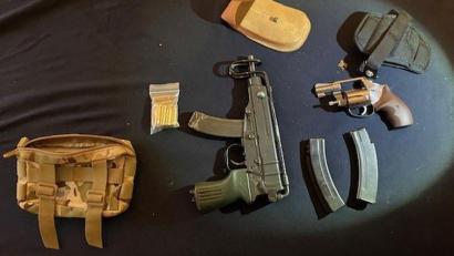 Bild: Polizeipräsidium Westpfalz
Mehrere Waffen, darunter eine Maschinenpistole, bunkerte die Bande in einer Wohnung in Rheinland-Pfalz.