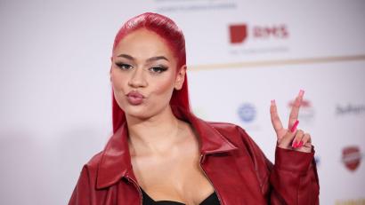 Bild: Christian Charisius/dpa
Rapperin Badmómzjay erhält eine Auszeichnung des Magazins „Glamour“ (Archivbild).