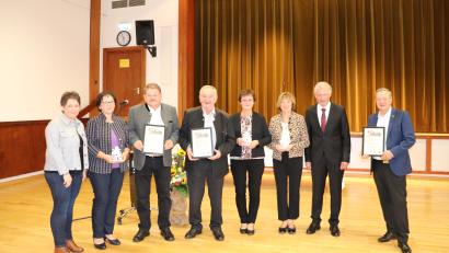 Bild: flt
Bürgermeister Lothar Müller (Zweiter von rechts) verlieh den Unternehmerehepaaren Elfriede und Bernhard Schön (mit ihrer Tochter und Juniorchefin Marion Forster), Gregor und Rosa Ziegler sowie Elisabeth und Wilhelm Ziegler die Bürgermedaille in Gold.
