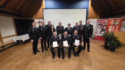 Bild: Pressestelle Kreisbrandinspektion, Leon Balser
Zeigt die Ehrengäste mit den ehrenamtlichen welchen mit der Ehrennadel in Gold ausgezeichnet wurden (sitzend v. links Konrad Hoch, Franz Singerer, KBM Heiner Seltl) dahinter Angelika Thanei & Matthias Thanei