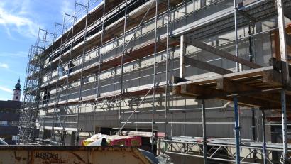 Bild: Thorsten Schreiber
Der Neubau der Zweifachturnhalle für die Johann-Andreas-Schmeller-Mittelschule ist weit fortgeschritten. Spätestens Ende November soll die Fassade fertig sein, hier die Ansicht von der Friedhofstraße aus. Hinten links ist der Turm der Stadtpfarrkirche Mariä Himmelfahrt zu sehen.