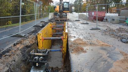 Bild: jr
Baustelle Hauptstraße in Pechbrunn, Kanal- und Wasserleitungen werden ausgewechselt.