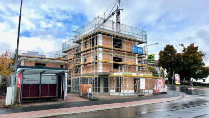 Bild: Gabi Schönberger
Die Sparkasse Oberpfalz Nord errichtet an ihrem Standort in der Mooslohe neun Wohnungen sowie einen digitalen Sparkassen-Kubus.