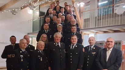 Bild: Richard Stich
25 Feuerwehrleute wurden für ihren langjährigen aktiven Dienst geehrt.