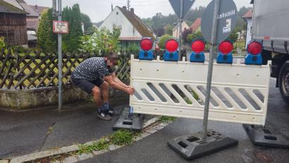Bild: upl
Ein Bild, das sich wiederholt in Tanzfleck: Ein Lastwagenfahrer räumt die Absperrung weg, damit er durch die Baustelle fahren kann.
