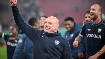 Bild: Harry Langer/dpa
Geschafft: Trainer Uwe Rösler ballt vor dem Bochumer Fanblock jubelnd die Faust.