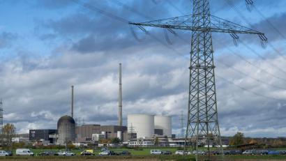 Bild: Stefan Puchner/dpa
Das ehemalige Kernkraftwerk nach der Sprengung der Markanten Kühltürme. (Archivbild)