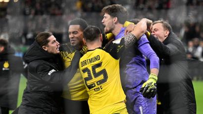Bild: Arne Dedert/dpa
Borussia Dortmund bejubelt den Einzug ins Pokal-Achtelfinale.