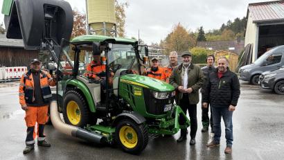 Bild: Marko Pammer
Die Mitarbeiter des Bauhofs freuen sich mit Bauhofleiter Rudi Scharf (vierter von rechts), Nabburgs Bürgermeister Frank Zeitler (dritter von rechts) und Josef Birner (rechts) über den neuen Traktor.