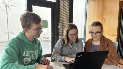 Bild: mcl
Von links: Felix Hüttinger, Franziska Peter und Nelly Pisulski arbeiten gemeinsam am Geschichtsprojekt.