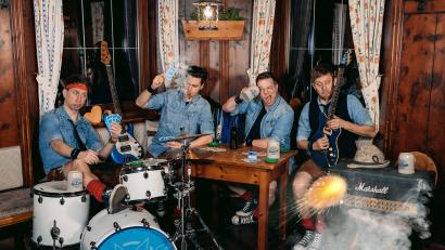 Bild: Rotzlöffl
Die "Rotzlöffl" mit (von links) Sandro Augustin, Andreas Kirchberger, Christoph Plank und David Sorgenfrei wollen ihrem Stil auch bei der Wirtshaustour mit eigenen Songs treu bleiben. Als Vorband von Tream setzen sie ebenfalls auf Eigenkompositionen.