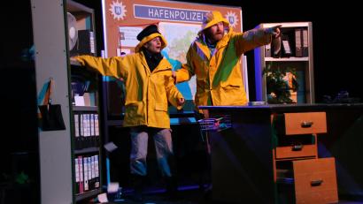 Bild: sne
Kapitänin Panja Rittweger und Smutje Gabriel Drempetic beschreiben in einer Rückblende, wie ihr Schlepper in einen schweren Sturm geriet.