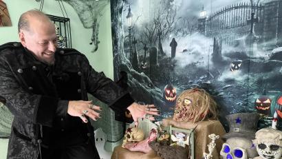 Bild: Gabi Schönberger
Seit 20 Jahren dekoriert Andreas Schreiber sein Haus in Weiden für Halloween.