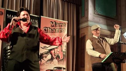 Bild:  K. Stumpfi
Sie drückten der Neunburger Elvis-Nacht ihren Stempel auf: Sänger Marc Charro (links) und Rezitator Dr. Klaus Sauerbeck.