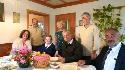 Bild: fvo
Die Lindnermühlnerin Maria Beierl (sitzend Mitte) feierte mit zahlreichen Gästen und der Familie ihren 102. Geburtstag. Ihr Sohn Ludwig (Zweiter von links) umsorgt die Jubilarin liebevoll.