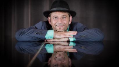 Bild: Hans Pollner
Kabarettist, Musiker und Autor Tom Bauer