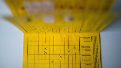 Bild: Sophia Kembowski/dpa/dpa-tmn
Eine frühe Impfung gegen Meningokokken ist in Deutschland Standard.