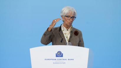 Bild: Boris Roessler/dpa
EZB-Präsidentin Lagarde hält sich in einer Welt voller Krisen alle Optionen offen. (Archivbild)