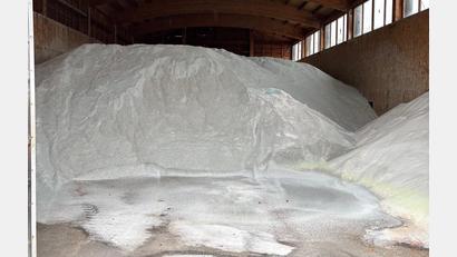 Bild: Staatliches Bauamt Amberg-Sulzbach
Ein Blick in ein gut gefülltes Salzlager: Das Staatliche Bauamt Amberg-Sulzbach ist für den Winterdienst gerüstet.