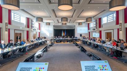 Bild: Armin Weigel/dpa
Mitte Oktober hatte Schnieder Eckpunkte zur Novelle des Führerscheins vorgelegt, diese zielt auf Vereinfachungen und mehr digitale Lösungen ab.