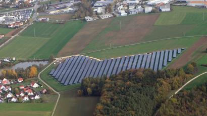Bild: Bernd Georgi
Wie hier am Postweiher werden die Amberger Stadtwerke auch in Zukunft in die Freiflächen-Photovoltaik investieren. Das passiert aber vor allem, um finanziell für die Zukunft gewappnet zu sein.