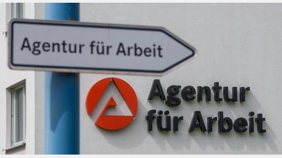 Symbolbild: Hendrik Schmidt/dpa
Die Arbeitslosigkeit im Landkreis Schwandorf ist im Oktober 2025 gesunken.