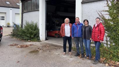 Bild: ge
Zufriedenheit nach der geglückten Aktion: Josef Götz, Tobias Falk und seine Frau Martha und Gnan & Köper-Geschäftsführerin Sabine Falk (von links) auf dem Firmengelände in Vilseck.