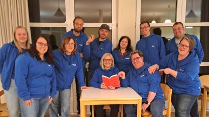 Bild: gis
Die Darstellerinnen und Darsteller mit Petra Köstler (Mitte).