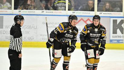 Bild: Hubert Ziegler
Nolan Gardiner (Mitte) und Brendan Walkom (rechts) sind bis dato die Top-Scorer beim ERSC Amberg