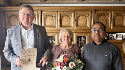 Bild: Stefanie Gradl
Bürgermeister Hans-Martin Schertl (links) und Pfarrer Hrudaya Madanu gratulierten der Jubilarin Margarete Leißl zum 90. Geburtstag.