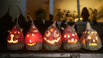 Bild: Thomas Warnack/dpa
Der Brauch der Rübengeister - ausgehöhlte Rüben, denen Gesichter eingeschnitzt werden - ist schon sehr alt. (Archivbild)