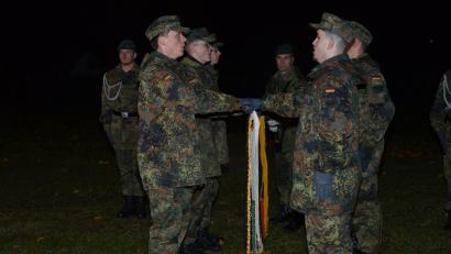 Bild: dob
Stellvertretend für alle legten Rekruten beim Gelöbnis in Schönsee an der Truppenfahne den Treueeid ab.