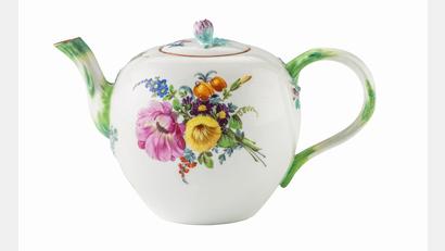Bild: Jahreiss Foto Film Design, Hohenberg a. d. Eger/Porzellanikon
Eine Teekanne mit Schilfhenkel aus der Porzellanmanufaktur Meissen, um 1780 (Aufglasurmalerei, Inv. Nr. 8719/94).