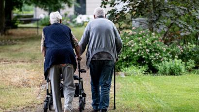 Symbolbild: Fabian Sommer/dpa
Irgendwann geht es für viele mit Arthrose nicht mehr ohne – nicht ohne Schmerzen, nicht ohne Gehilfe. Ein künstlicher Gelenkersatz bringt Lebensqualität zurück. Kemnath ist unter zwölf nordbayerischen Kliniken der zweitgrößte Versorger bei endoprothetischen Eingriffen.