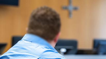 Bild: Armin Weigel/dpa
Mit Desinfektionsmittel als Brandbeschleuniger zündete ein 33-Jähriger in Landshut nach Überzeugung der Richter die Haare seiner pflegebedürftigen Großmutter an. Die Seniorin erlag knapp vier Wochen nach der Tat ihren Verletzungen. Jetzt ist der Mann verurteilt worden.