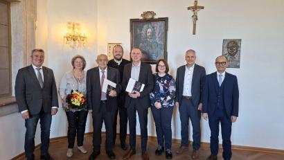 Bild: prh
Karl Roth (Dritter von links) und Roman Schell (Vierter von links) erhielten aus der Hand von Landrat Andreas Meier (Mitte) die Kommunale Dankurkunde. Mit im Bild Bürgermeister Reiner Gäbl, Beate Roth, Doris Schell, Bürgermeister Thomas Meiler und Leitender Regierungsdirektor Alfred Scheidler (von links).